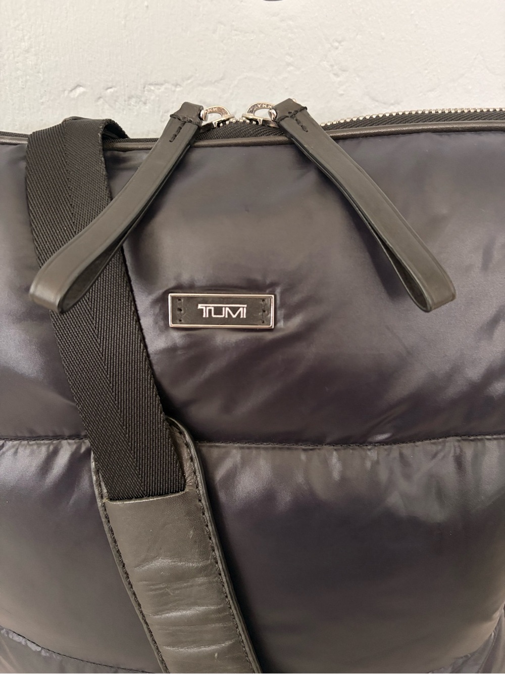 NWOT Tumi Black Puffer Laptop Crossbody Bag - Picture 4 of 12